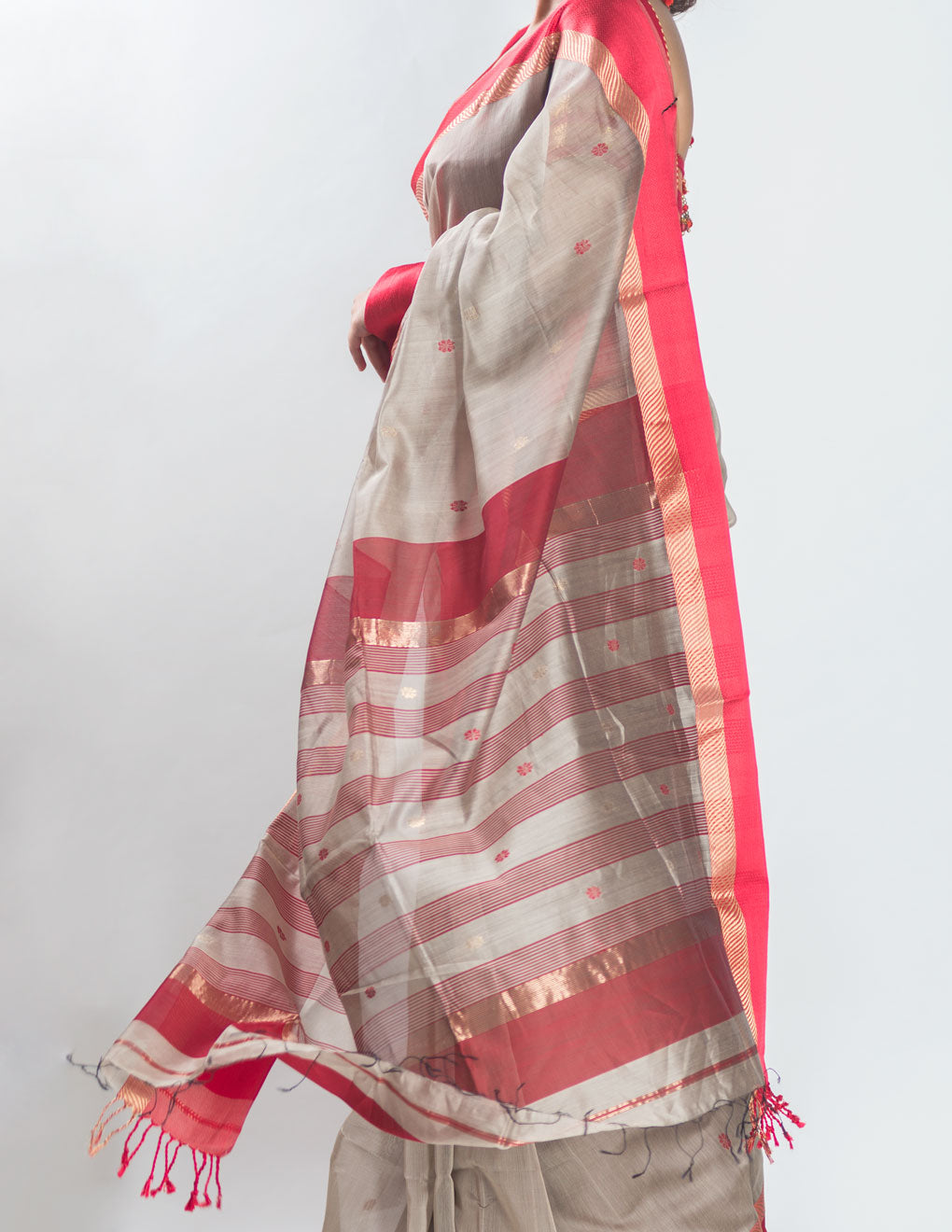 Grey Hand Woven Pure Maheshwari Silk Buti Saree