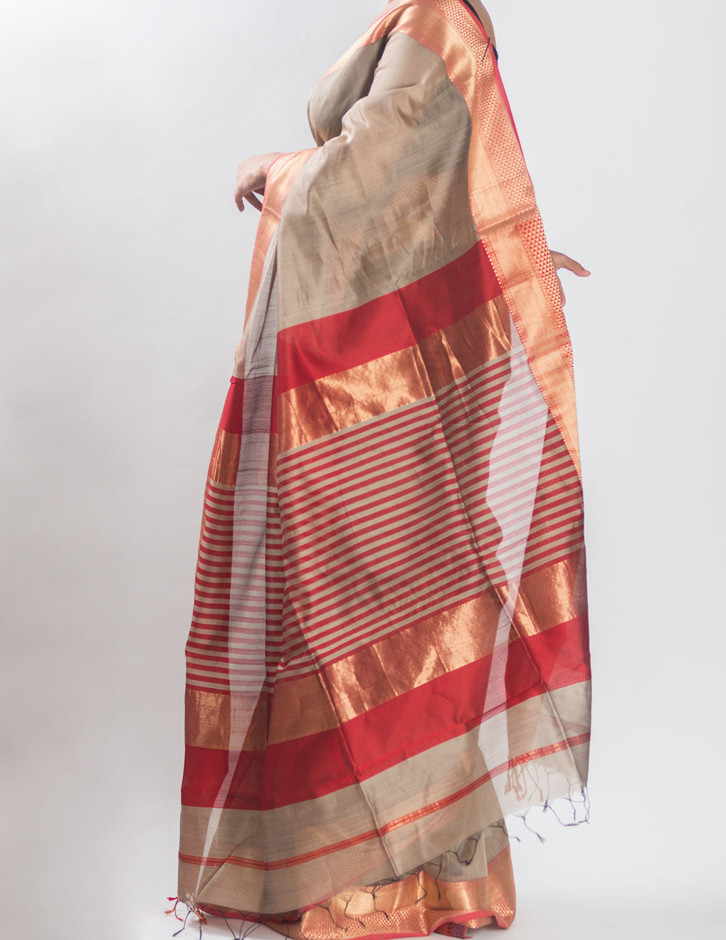 Grey Hand Woven Pure Maheshwari Silk Plain Saree